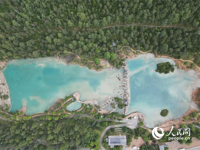 位于麗江市玉龍雪山東麓甲子村的藍(lán)月谷景區(qū)。 人民網(wǎng)記者 符皓攝