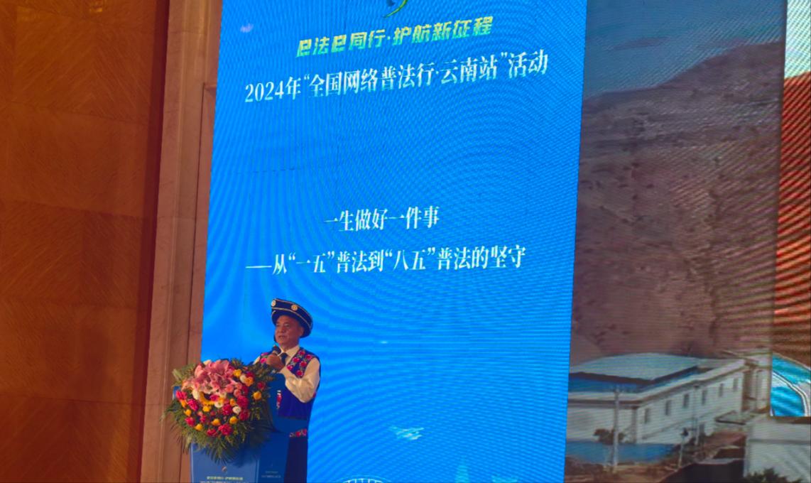 李學(xué)平分享普法的故事。人民網(wǎng)記者 孝金波攝