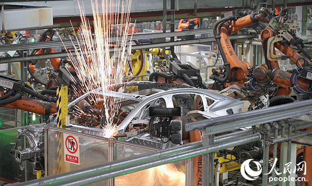 長安汽車兩江工廠，機(jī)械臂正在工作。人民網(wǎng)記者 劉祎攝