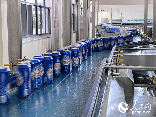 重慶啤酒包裝車間易拉罐生產(chǎn)線。人民網(wǎng)記者 胡虹攝