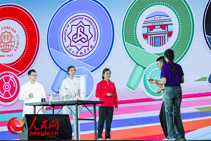 陳夢(mèng)與南開學(xué)子互動(dòng)。人民網(wǎng)記者 于凱攝