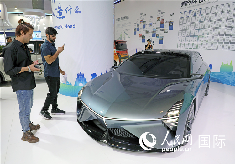 東博會(huì)上，上汽通用五菱展出的一款名為“東盟之光”的新能源概念車吸引參觀者駐足。人民網(wǎng)記者趙益普攝