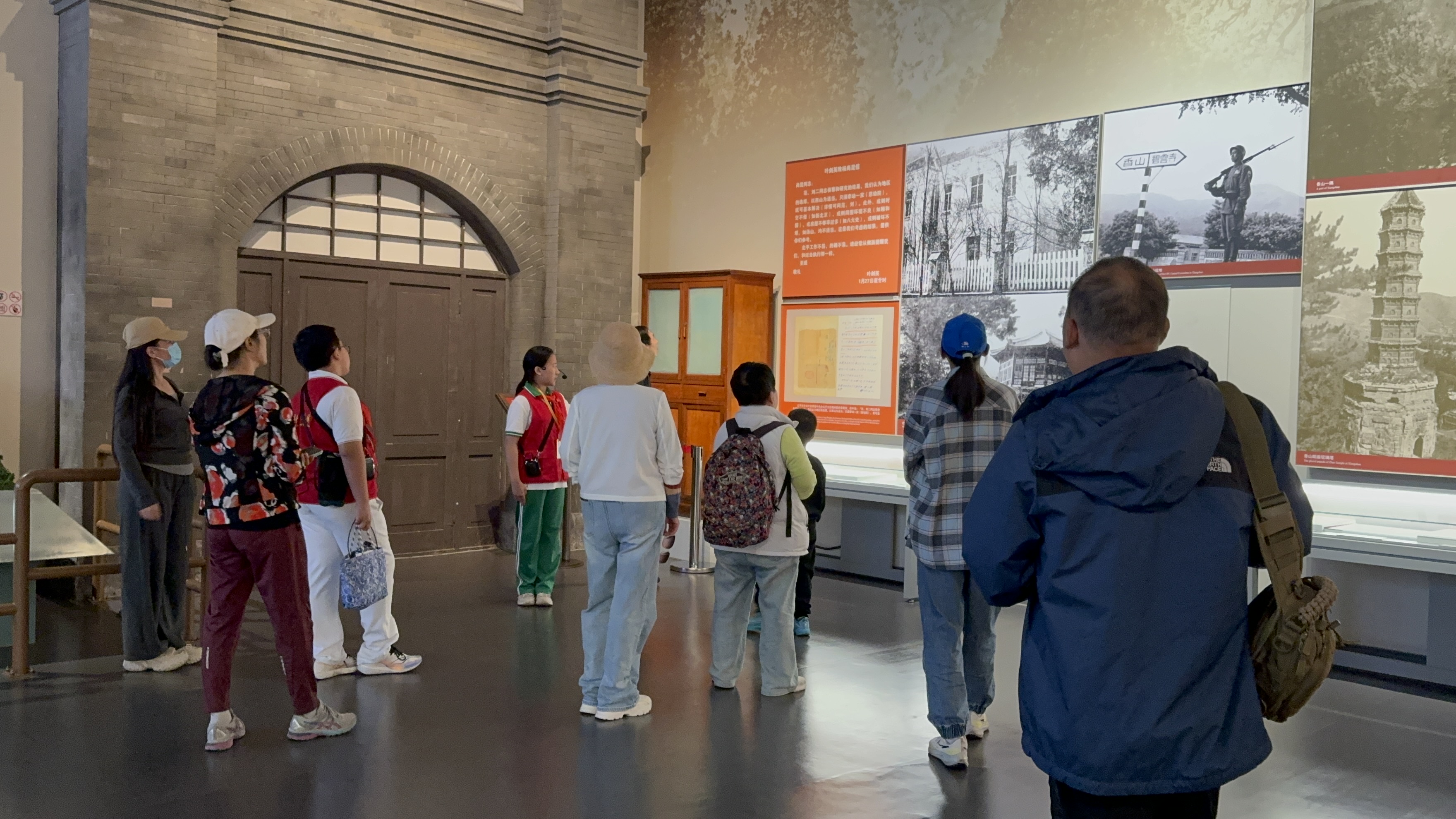 10月4日，北京香山革命紀(jì)念館內(nèi)，一名“紅領(lǐng)巾志愿者”正在為參觀者講解。人民網(wǎng)記者 劉微攝