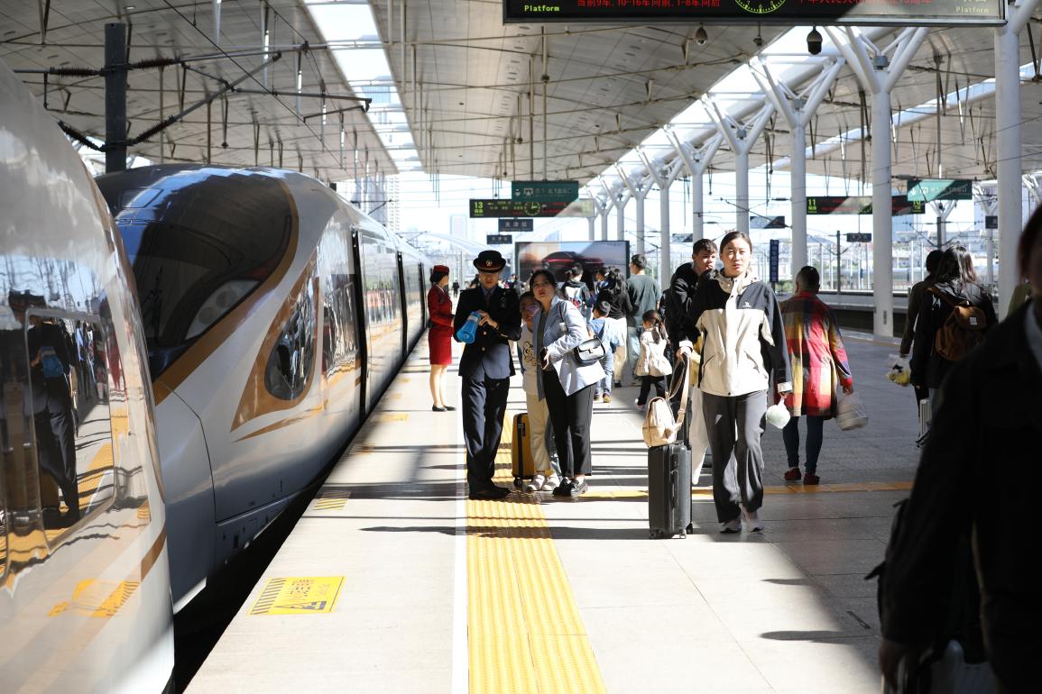 旅客在站臺準(zhǔn)備乘車。受訪方供圖