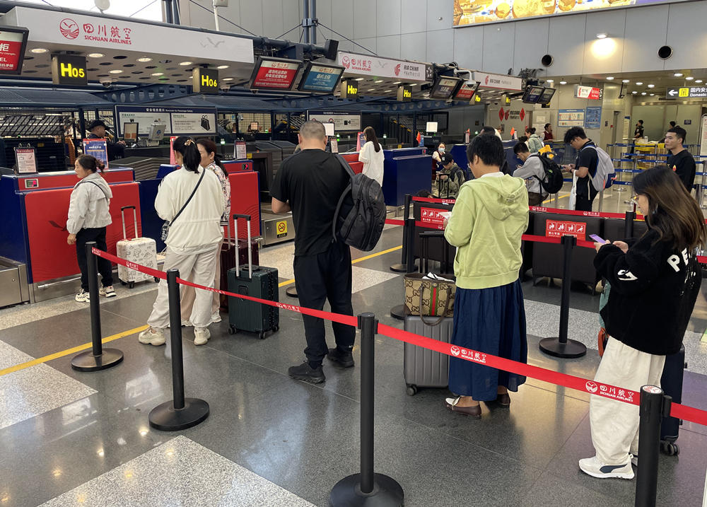 旅客在首都機(jī)場排隊辦理登機(jī)手續(xù)。人民網(wǎng)記者 喬雪峰攝