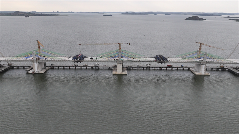 圖為馬古富力大橋合龍現(xiàn)場。中土東非公司供圖