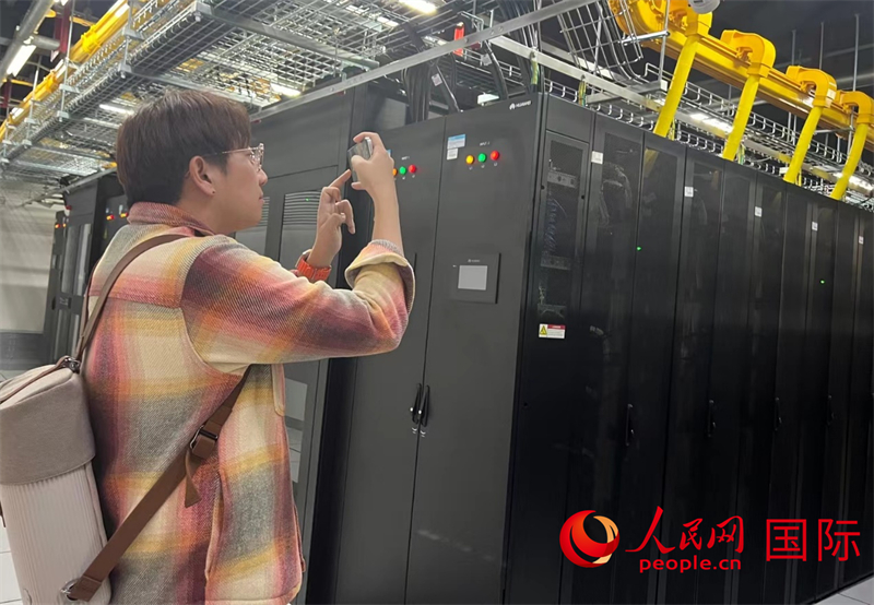 韓國博主樸大一參觀中國移動新疆云計算和大數(shù)據(jù)中心機房。人民網(wǎng)記者曾書柔攝