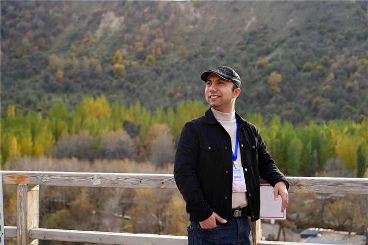 阿布德吾力參加“萬人說新疆”優(yōu)秀作者媒體行活動留影。受訪者供圖