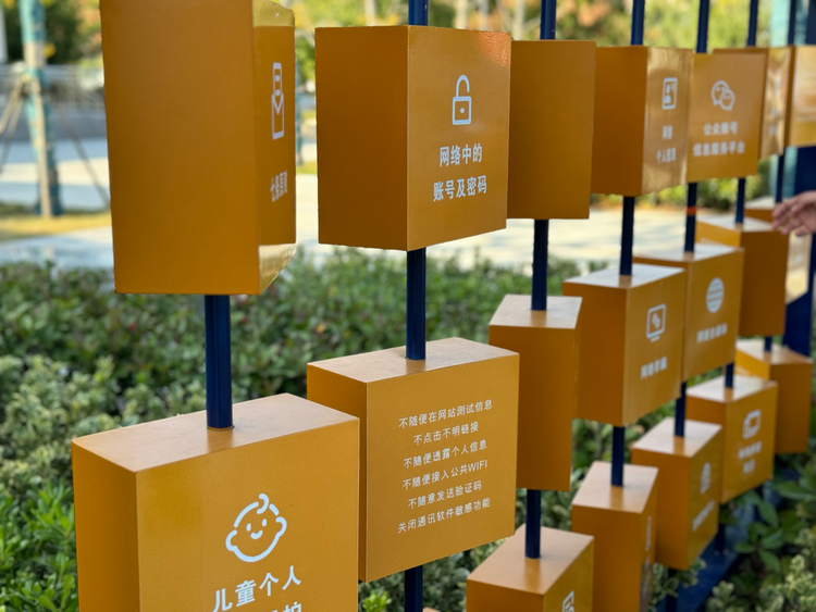 改革沃土綻放法治之花——“全國網絡普法行安徽站”活動采訪團走進小崗村