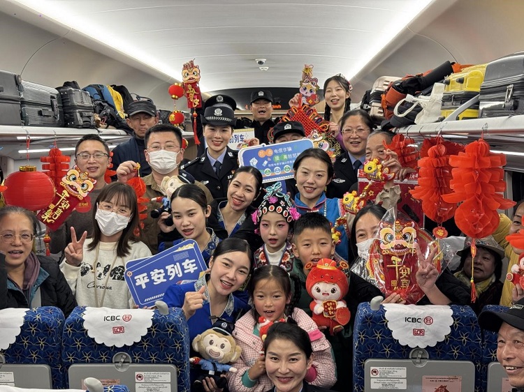 春節(jié)期間，在中老鐵路磨萬(wàn)（磨丁—萬(wàn)象）段，鐵路客運(yùn)員工與乘客合影留念。李加勇攝