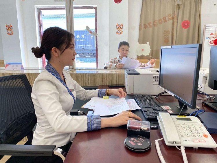 春節(jié)期間，中老鐵路員工堅(jiān)守崗位，保障鐵路運(yùn)行安全、暢通。李加勇攝