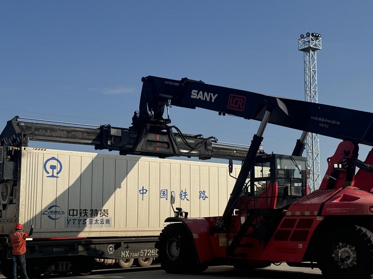 春節(jié)期間，起重機(jī)吊裝即將發(fā)運(yùn)的冷鏈集裝箱。李加勇攝