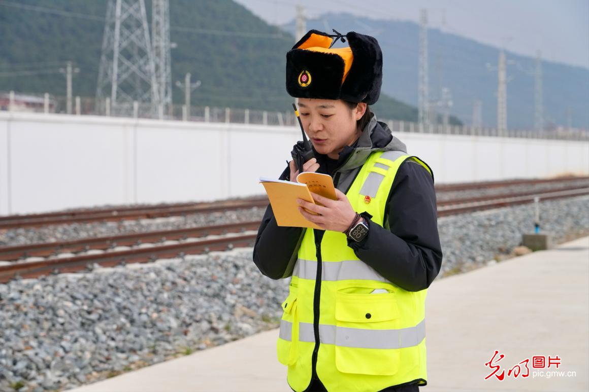 【發(fā)現(xiàn)最美鐵路】云端上的“毫米級(jí)”守護(hù)者——麗香鐵路養(yǎng)護(hù)工