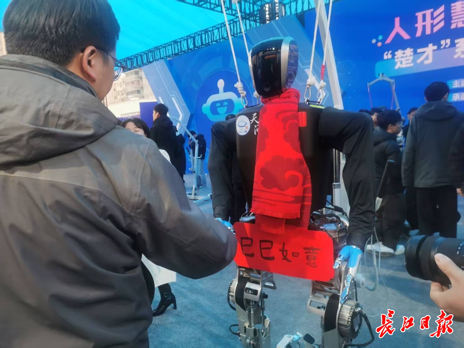 “天問”人形機(jī)器人和參觀市民握手，互致新年快樂。 長(zhǎng)江日?qǐng)?bào)記者陳永權(quán) 攝