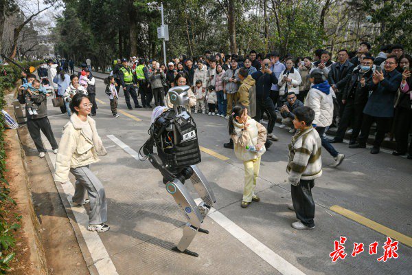 “智警小珞”人形機(jī)器人和小朋友們斗舞。長(zhǎng)江日?qǐng)?bào)記者史偉 攝