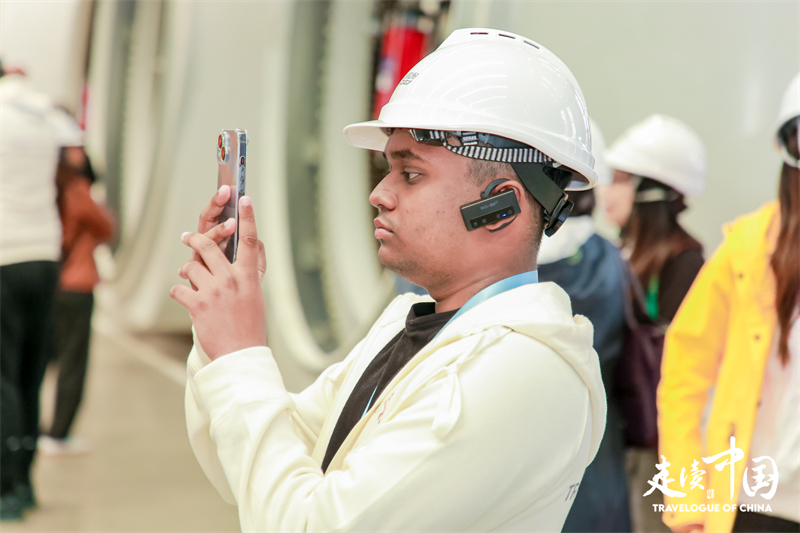 斐濟廣播公司記者尼基爾·庫馬爾（Nikhil Kumar）參觀運達風(fēng)電裝備制造廠房。環(huán)球網(wǎng)供圖