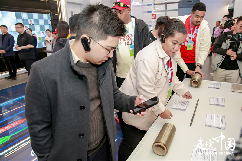 菲律賓《商業(yè)鏡報》蔡辰威（左）在烏蘭察布察哈爾高新技術(shù)開發(fā)區(qū)聽取講解。環(huán)球網(wǎng)供圖