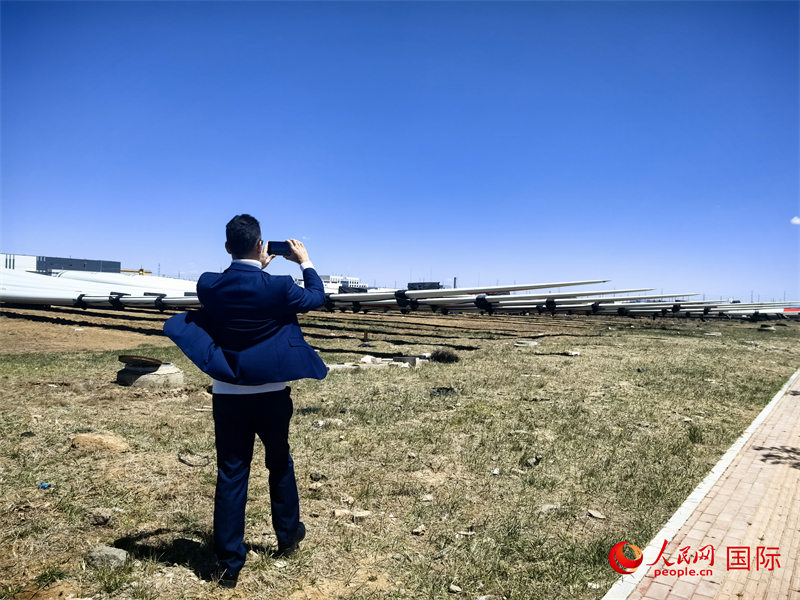 外媒記者拍攝廠房外的風(fēng)力渦輪發(fā)電機的巨型漿葉。人民網(wǎng) 楊春燕攝