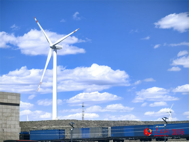 烏蘭察布烏蘭哈達火山附近的風(fēng)力渦輪發(fā)電機。人民網(wǎng) 楊春燕攝