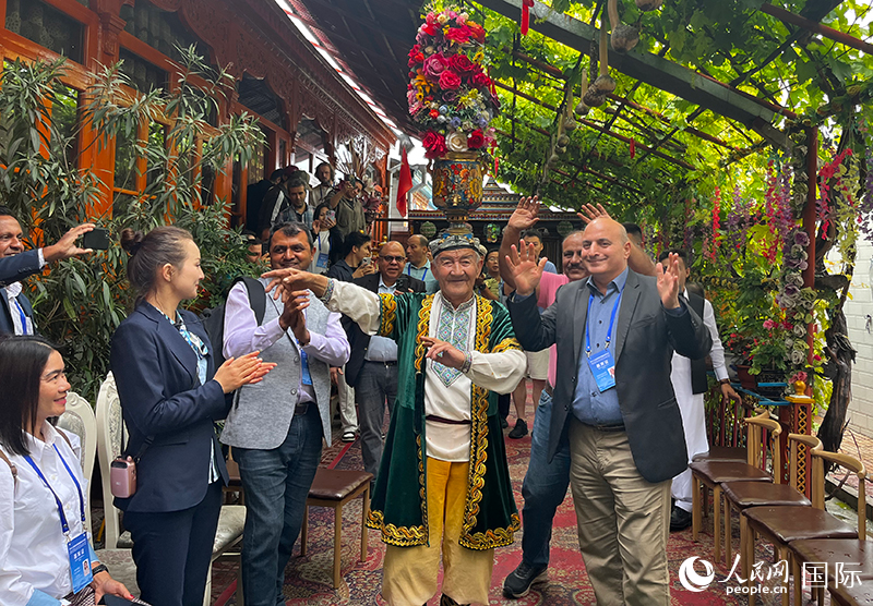 5月24日，外國媒體人在伊寧市喀贊其民俗旅游區(qū)參觀體驗(yàn)。 人民網(wǎng)記者 翟轉(zhuǎn)麗攝