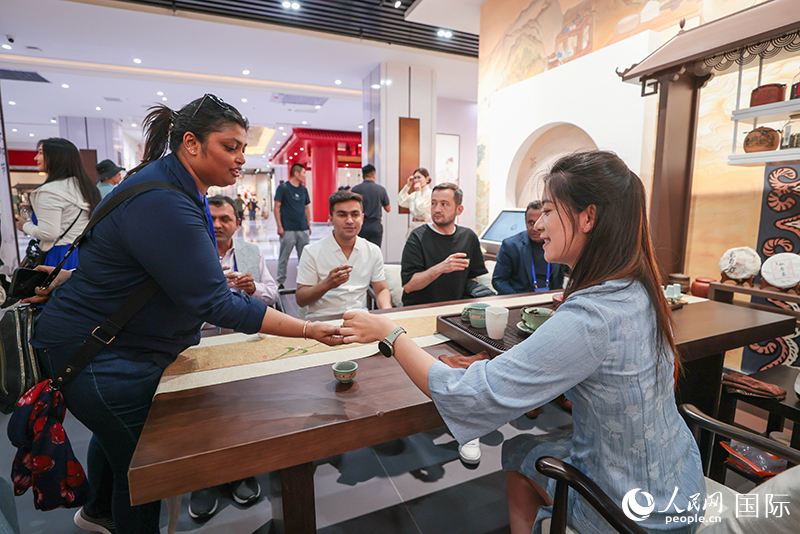 5月25日，外國媒體人在霍爾果斯國際邊境合作中心中國文化館參觀。人民網(wǎng)記者 張武軍攝