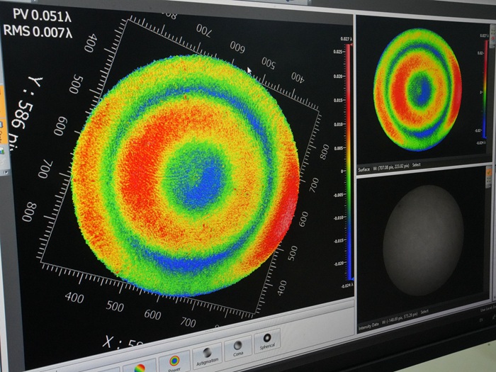 屏幕上清晰顯示著光學元器件的打磨程度。人民網記者 李洋攝