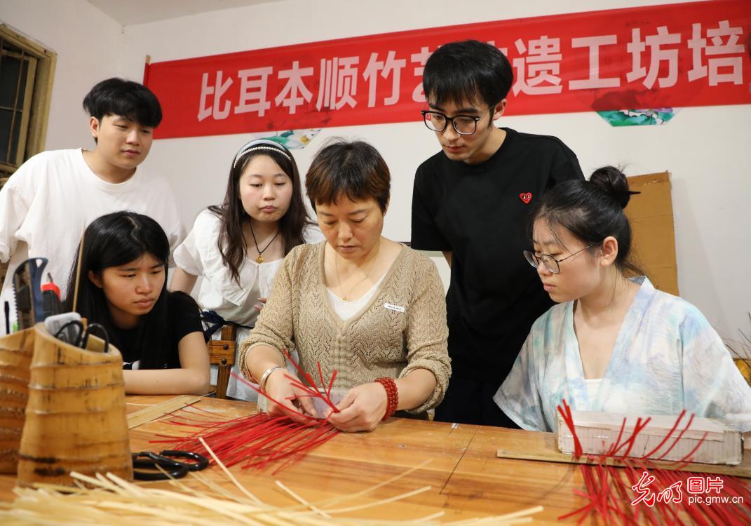 直播助農(nóng)、健康義診、扮靚街巷……青年學(xué)子暑期返鄉(xiāng)服務(wù)桑梓