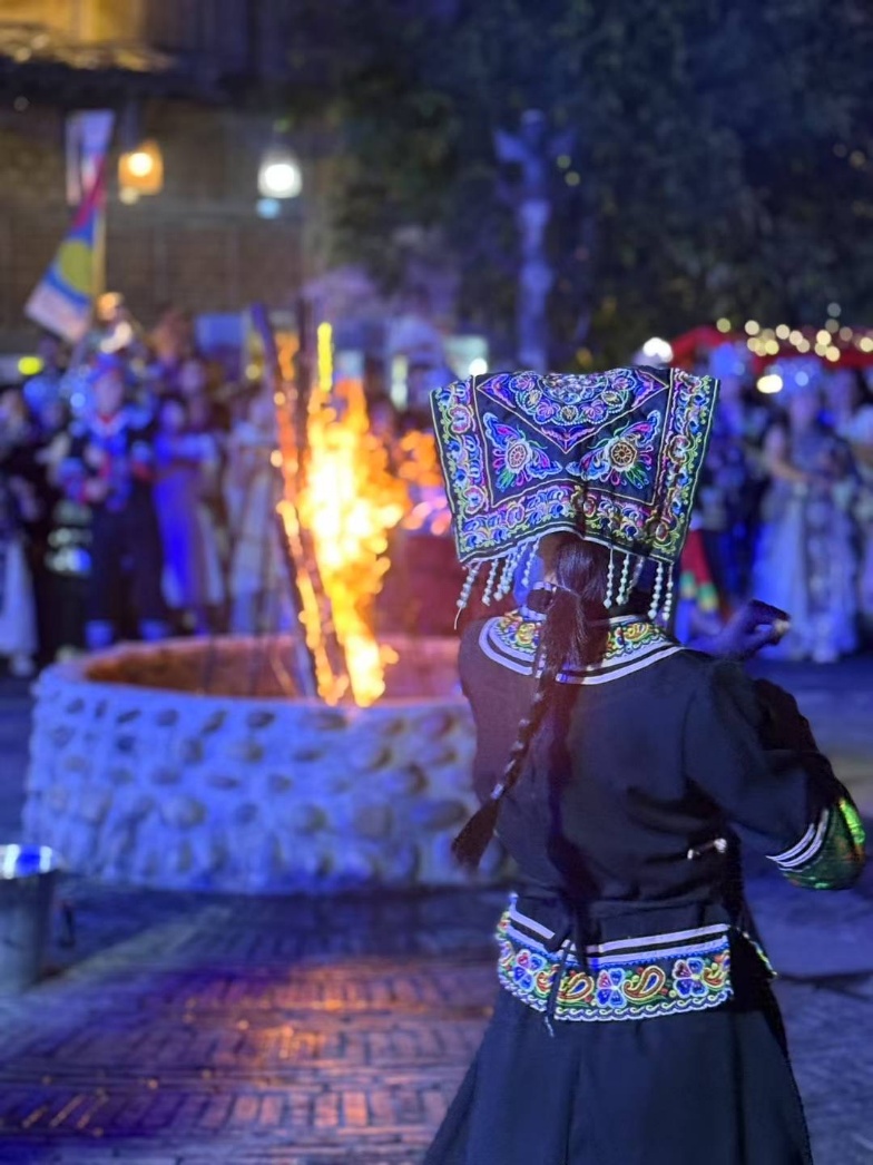 2025年7月，貴州烏江寨“萬人打跳夜”現(xiàn)場(chǎng)。受訪者供圖