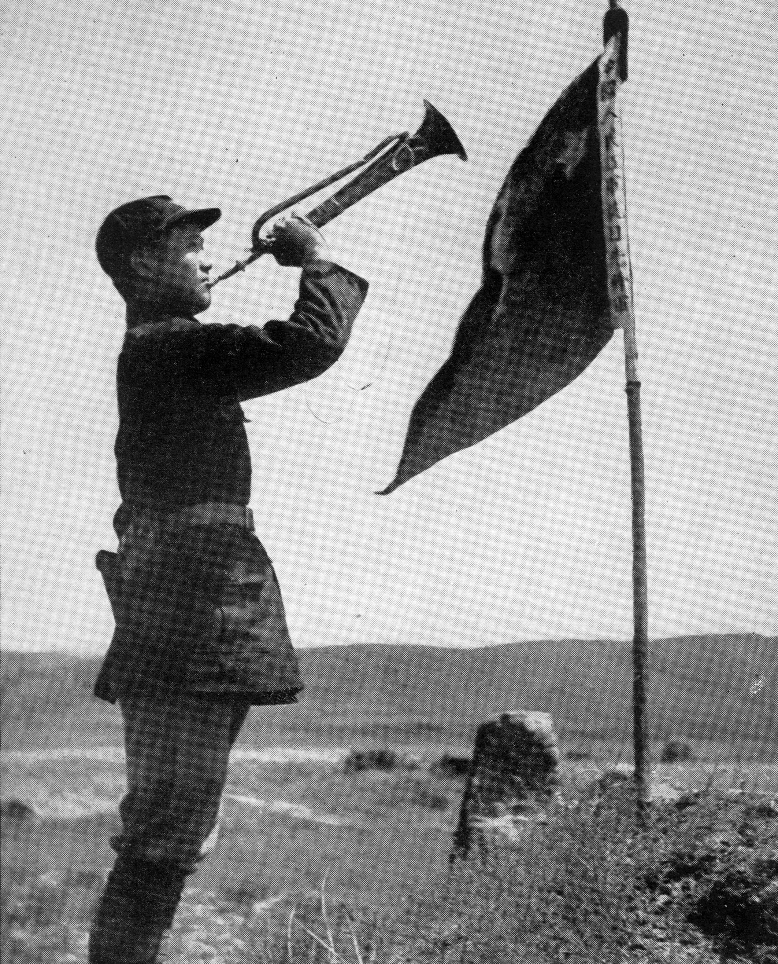 斯諾在預(yù)旺堡拍攝的紅軍司號員，他身邊的旗子上寫著“中國人民紅軍抗日先鋒隊”。