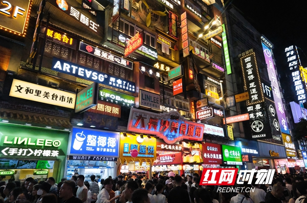 “五一”假期五一商圈客流激增，網(wǎng)紅長沙再現(xiàn)頂流效應(yīng)。.jpg