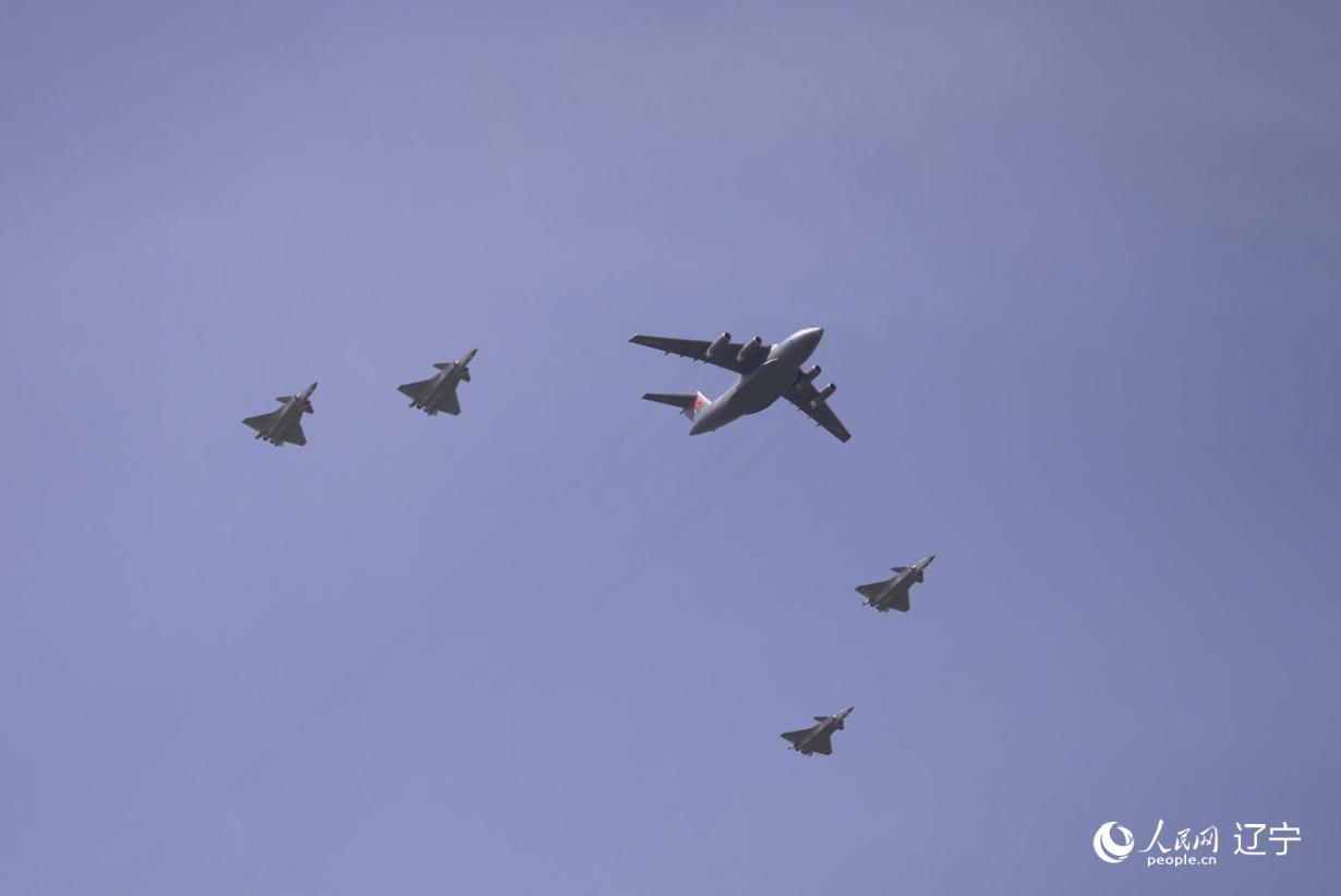 執(zhí)行第十二批在韓中國人民志愿軍烈士遺骸轉(zhuǎn)運任務(wù)的運-20進入中國領(lǐng)空后，首次采用“五機編隊”的方式，由4架殲-20伴飛護航，與往年相比護航規(guī)格更高。人民網(wǎng)記者 邱宇哲攝