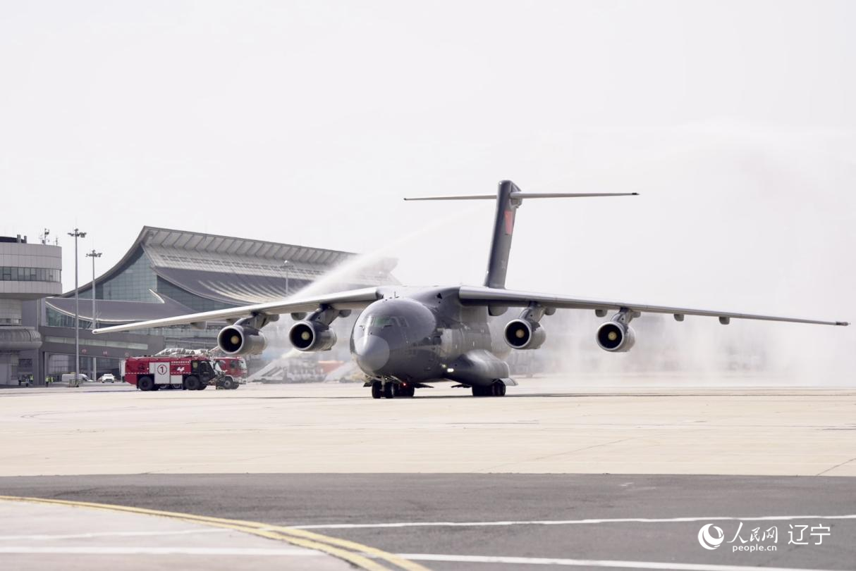 沈陽桃仙國際機場以“過水門”最高禮遇迎接英烈回家。人民網(wǎng)記者 邱宇哲攝