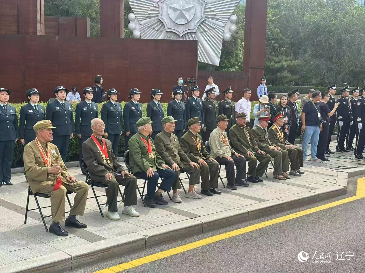 沈陽抗美援朝烈士陵園門前，志愿軍老戰(zhàn)士等候戰(zhàn)友的歸隊。人民網(wǎng)記者 周頌雪攝