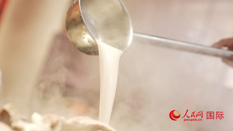 熬制中的徐州羊湯。人民網(wǎng)記者 蘇纓翔攝