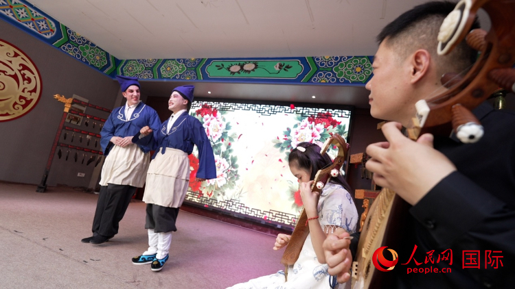人民網(wǎng)外籍專家湖長明體驗柳琴戲。人民網(wǎng)記者 蘇纓翔攝