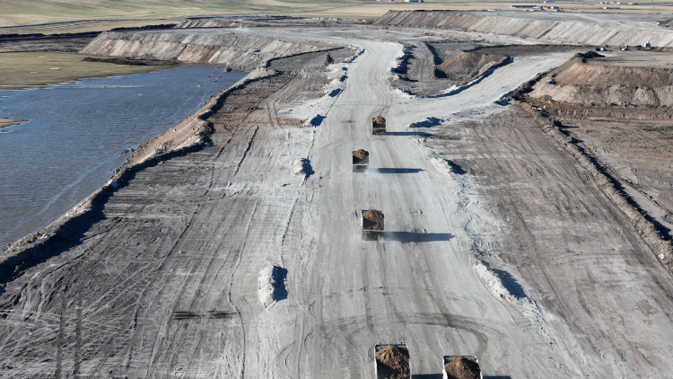 徐工無人電動礦卡行駛在內(nèi)蒙古華能伊敏露天礦區(qū)。受訪對象供圖