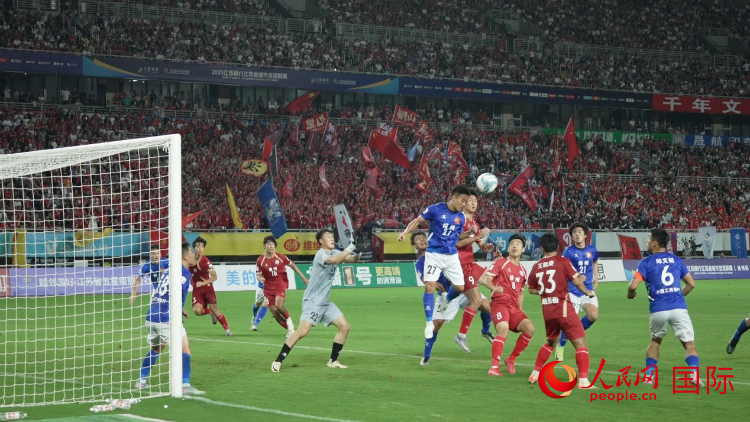 “蘇超”比賽現(xiàn)場。人民網(wǎng)記者 余樂攝