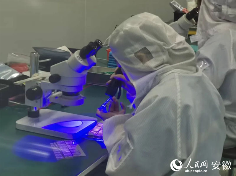 金張科技帶動下，超100家功能膜新材料企業(yè)在太湖縣集聚。人民網(wǎng)記者 胡雨松攝