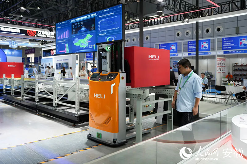 2024世界制造業(yè)大會上，合力將智能數(shù)據(jù)工廠系統(tǒng)帶進展會。人民網(wǎng)記者 王銳攝