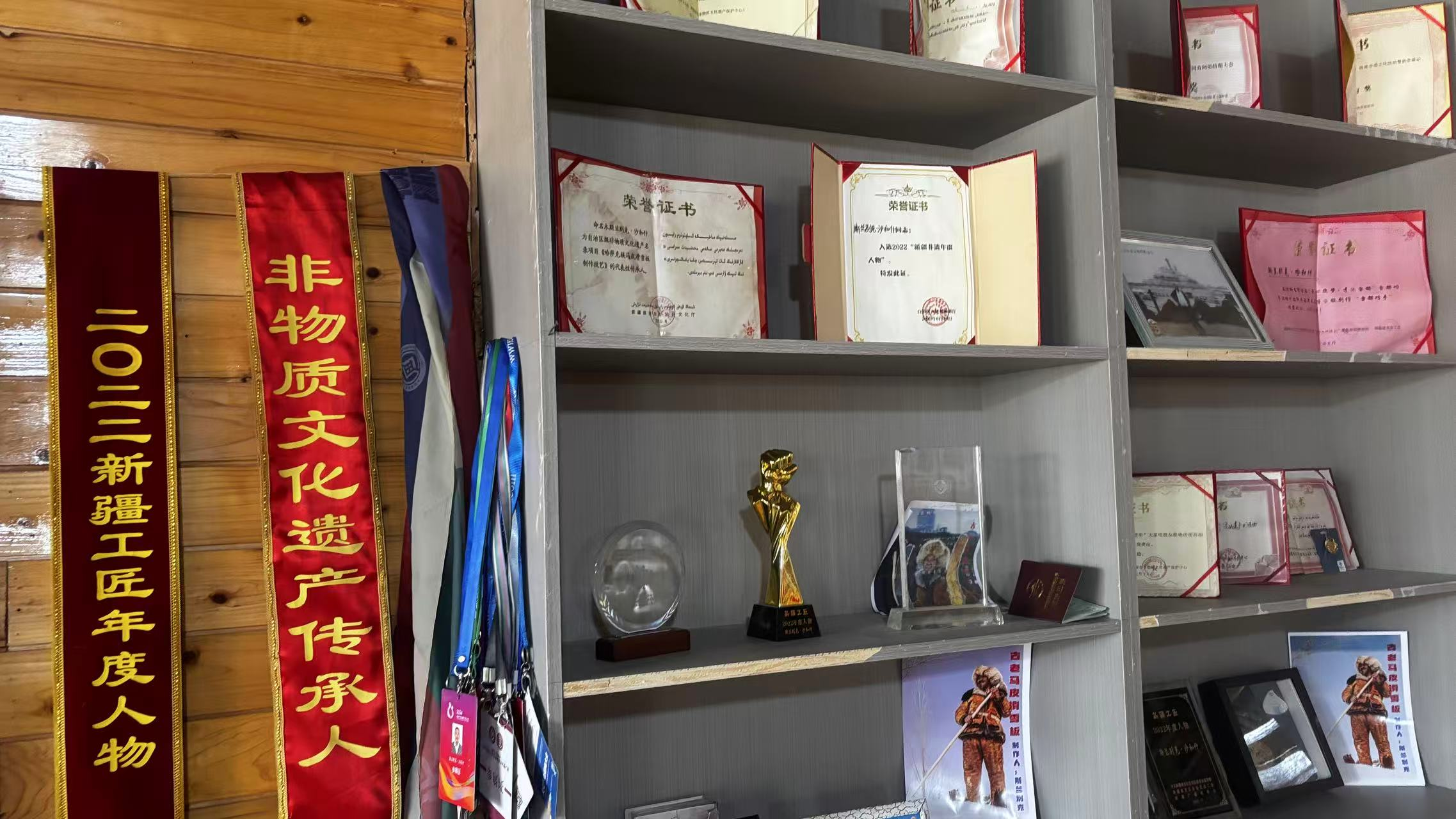 農(nóng)牧民古老毛皮滑雪板制作培訓(xùn)基地榮譽(yù)墻一角。