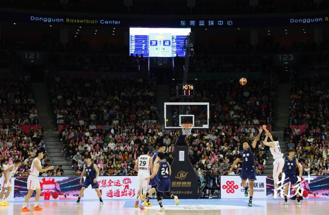 11月12日，十五運會男籃成年組決賽，現(xiàn)場有序而熱烈。張由瓊 攝