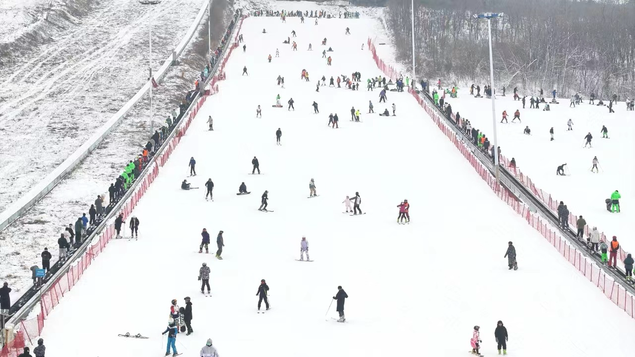 沈陽怪坡國際滑雪場迎來眾多滑雪愛好者。人民網(wǎng)記者 孝媛攝