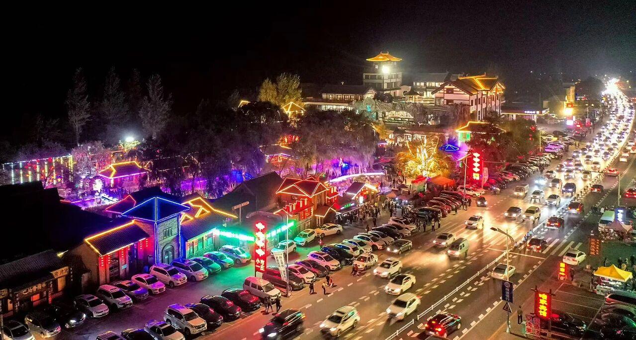 “小市一莊”夜景。受訪者供圖