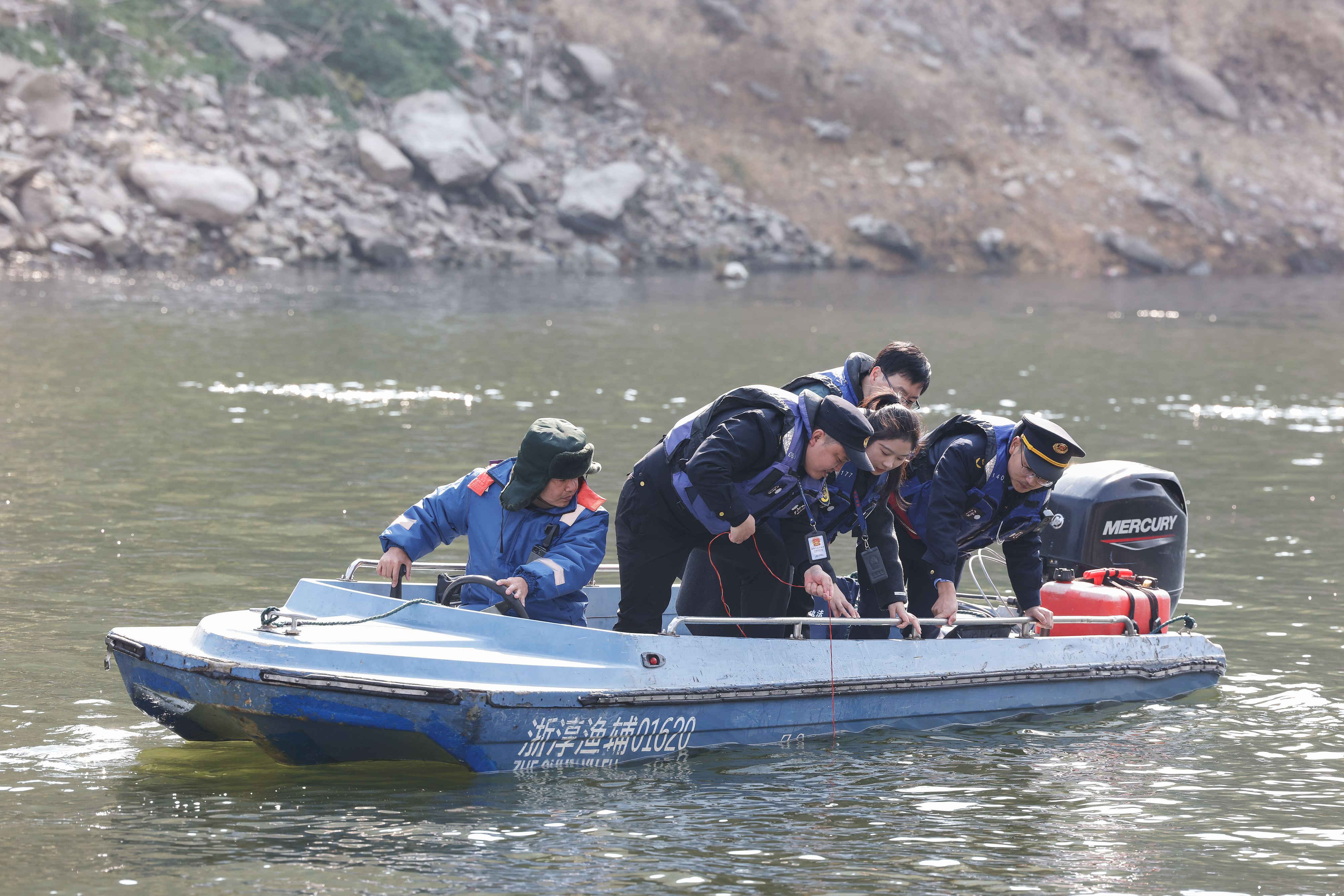 2025年12月4日，浙江杭州淳安縣與安徽黃山歙縣紀(jì)檢監(jiān)察干部及綜合行政執(zhí)法人員對浙皖交界的新安江鳩坑口水域進(jìn)行常態(tài)化巡河，共同保護(hù)漁業(yè)資源和水域生態(tài)環(huán)境。