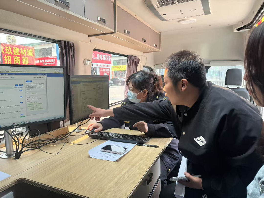 沈陽(yáng)市大東區(qū)市場(chǎng)監(jiān)督管理局將政務(wù)服務(wù)窗口“搬”到商戶“家門口”，現(xiàn)場(chǎng)為經(jīng)營(yíng)主體集中辦理并頒發(fā)營(yíng)業(yè)執(zhí)照。沈陽(yáng)市營(yíng)商局供圖