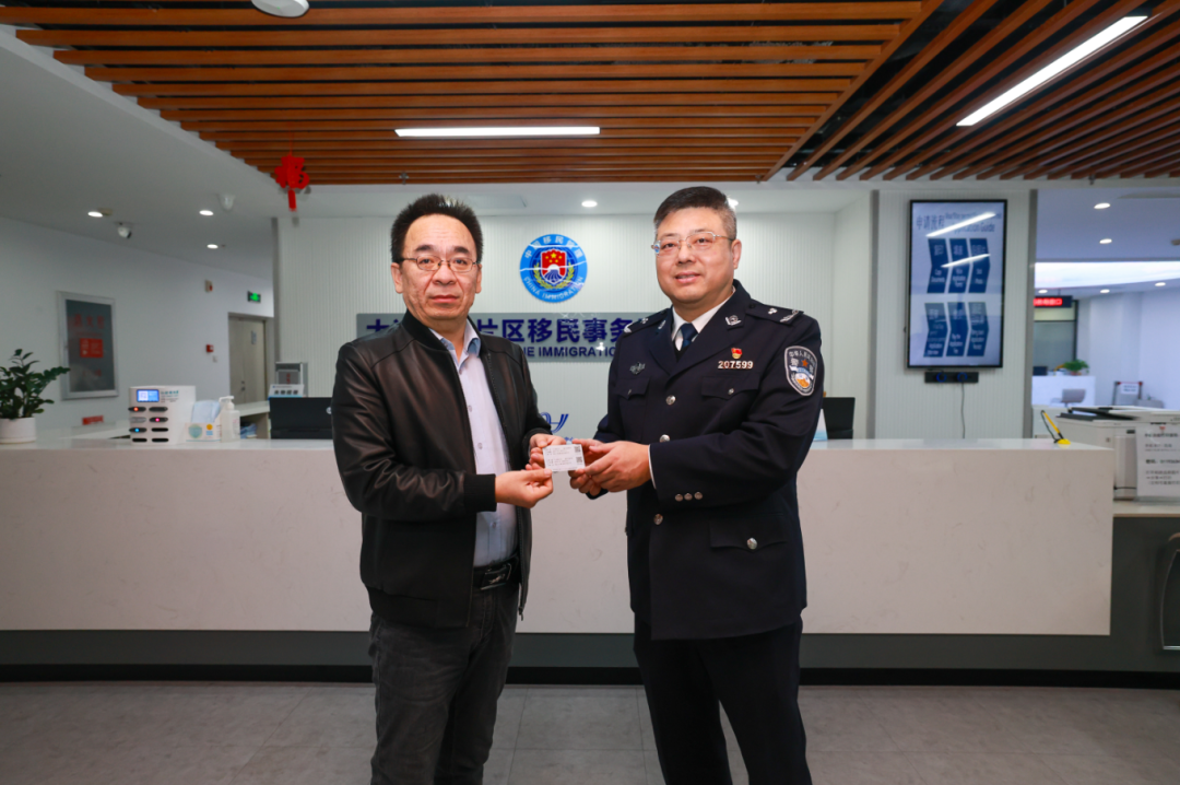 全省首張往來(lái)港澳人才簽注落地大連自貿(mào)片區(qū)。遼寧自貿(mào)試驗(yàn)區(qū)大連片區(qū)供圖