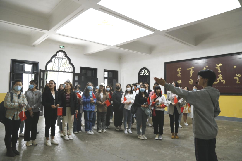 2021年5月20日，在喜迎中國共產(chǎn)黨建黨100周年之際，我校開展了少數(shù)民族學(xué)生“學(xué)黨史、感恩黨、跟黨走”紅色研學(xué)活動(dòng)。