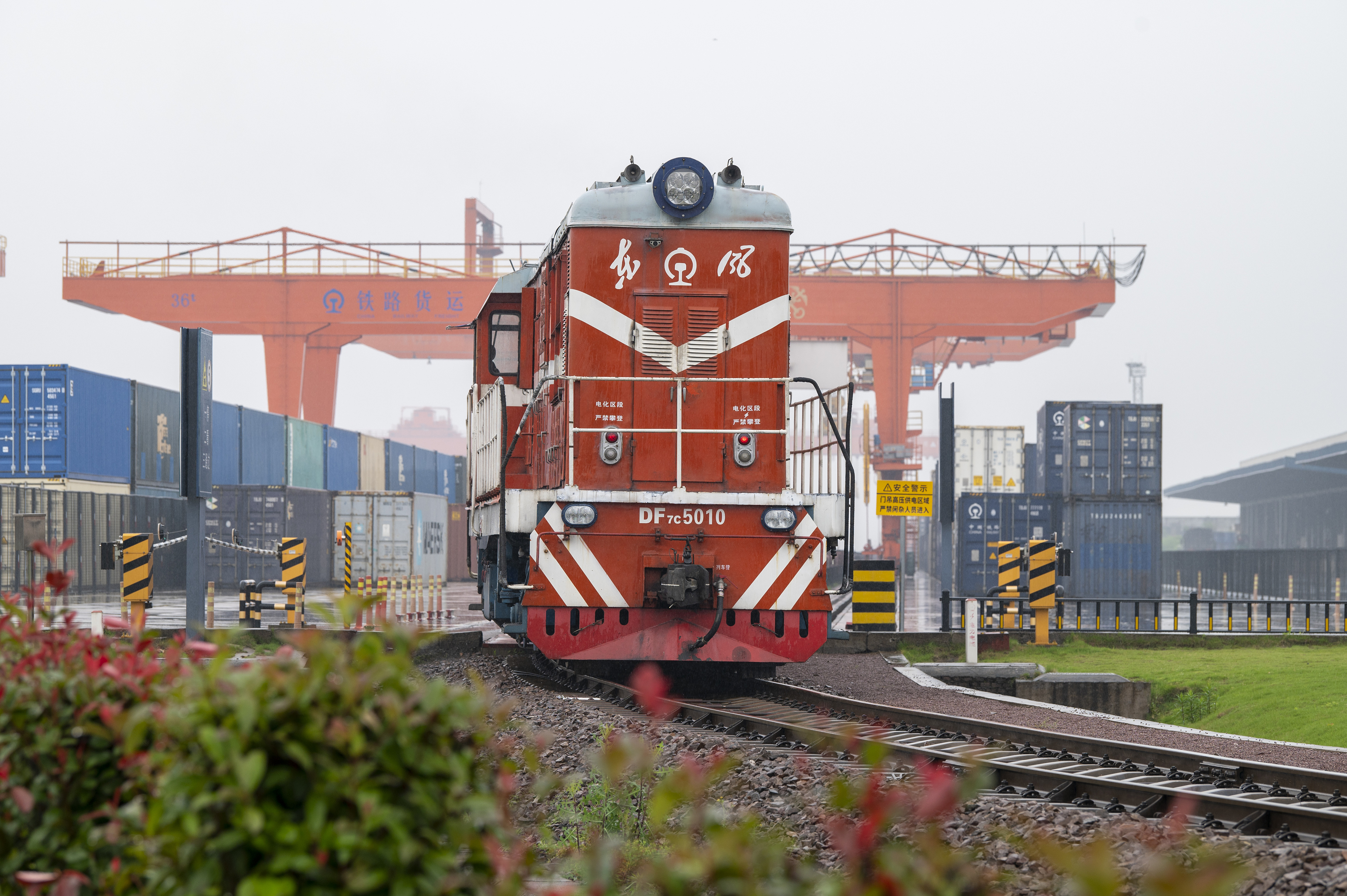 2024年5月5日，“五一”假期最后一天。在浙江省金華市金東區(qū)鐵路金華南站，一列滿載110標(biāo)箱的中歐班列緩緩啟程駛往匈牙利。