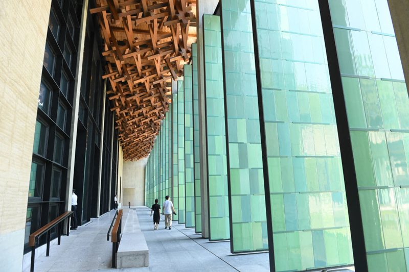 2022年7月23日，杭州國(guó)家版本館屋頂?shù)哪緲?gòu)和青瓷門扇相映成趣。