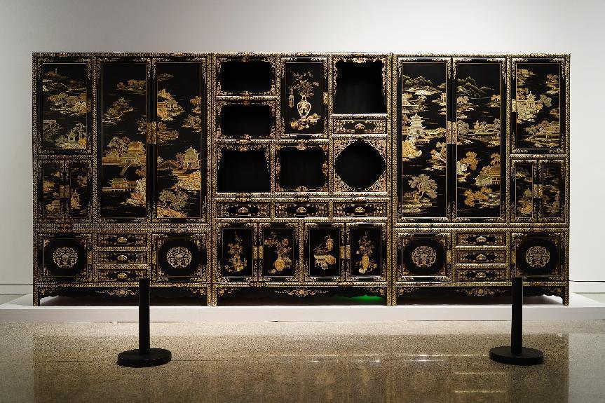 2023年7月9日，北京，中國工藝美術(shù)館·中國非物質(zhì)文化遺產(chǎn)館，“山西特色專業(yè)鎮(zhèn)平遙非遺雙寶中華行”展覽展出的推光漆器作品。